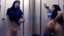 Gadis Berjilbab Menggairahkan Di Kamar Mandi