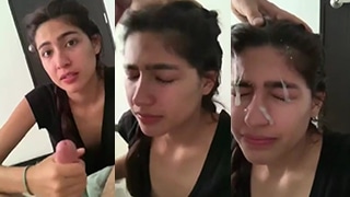 Semburkan Di Wajah Pacar Seksi