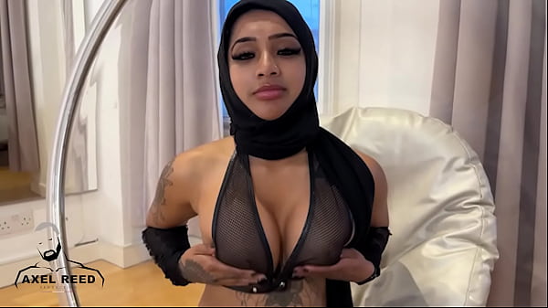 Gadis Muslim Berjilbab Digoyang Ganas Oleh Pria Berotot