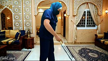 Pelayan Rumah Jilbab Indonesia Disuruh Nyedot Kontol Majikan Sampe Habis Maninya