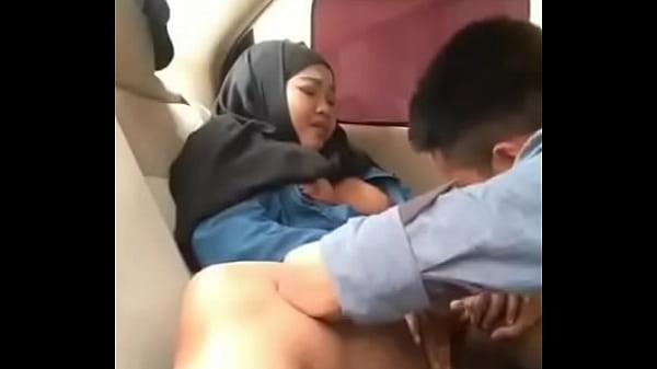 Gadis Berhijab Mesra Dengan Kekasih Di Dalam Mobil