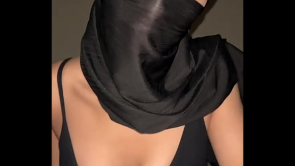 Mukena Basah Nempel, Nampol Banget Isi Jilbabnya.