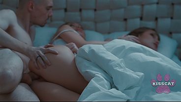 Bokap Tiri Gagahi Dan Muncratin Anak Tirinya, Jessie Ames, Di Ranjang Yang Sama Sama Istri?
