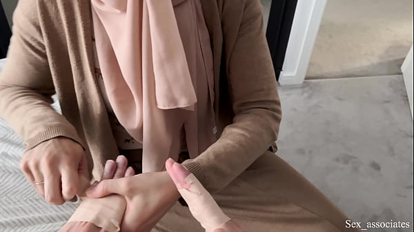 Ibu Tiri Arab Bantu Anak Tiriku Yang Tangannya Patah, Malah Bikin Badanku Panas Dan Nggak Bisa Berkata-kata.
