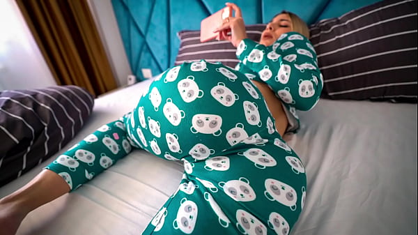 Adik Tiri Ketahuan Nonton Film Porno, Lalu Kubantu Hingga Klimaks—dia Memohon Dikremi