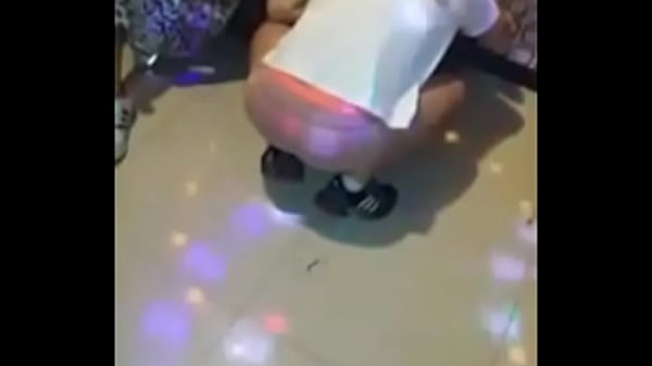 노래방에서 팬티 벗고 음란한 춤으로 관능적인 분위기 연출 – 딸자닷컴