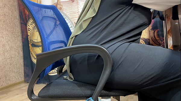 Wanita Berhijab Merangsang Diri Sendiri Lewat Celana Dalam Saat Bekerja