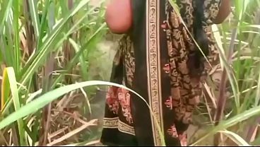 Ibu Dan Anak Tiri Berzina Di Luar Rumah Kampung, Suara Nafas Basah Terdengar Di Antara Pepohonan.