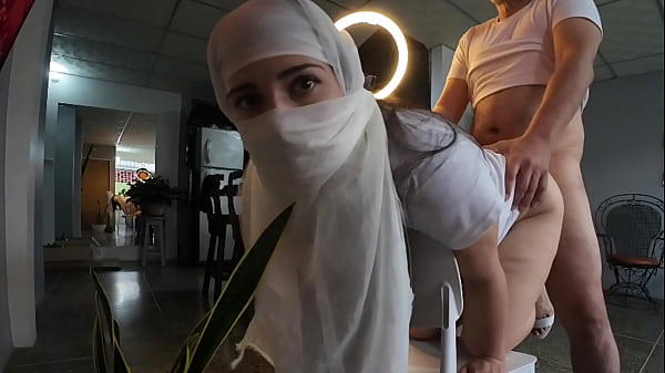 Ibu-ibu Berjilbab Ngentot Sambil Pegang Jilbab, Kontolnya Masuk Ke Bokong Saking Kerasnya