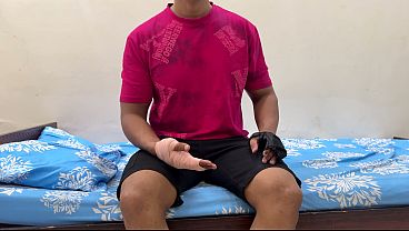 Ibu Tiri Nolong Anak Tiri Yang Luka Buat Mandi, Malah Godain Dia. Akhirnya Ngehisap Kontolnya, Trus Digenjot Keras.