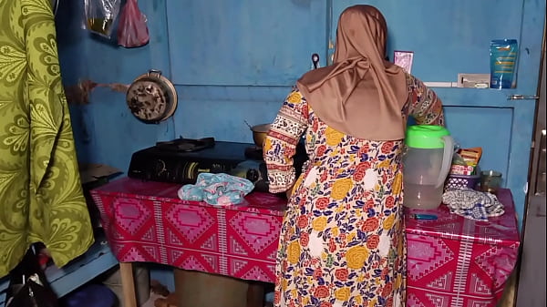 Ngentot Istri Temen Pas Lagi Masak, Makin Nikmat Rasanya.