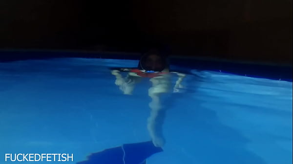 Helen Star Pake Baju Renang Seksi, Masker Malam, Sambil Main Di Kolam, Bikin Greget.