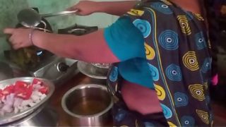 Ibu Rumah Tangga India Masak Sambil Main Seks Dengan Pacar.