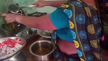 Ibu Rumah Tangga India Masak Sambil Main Seks Dengan Pacar.