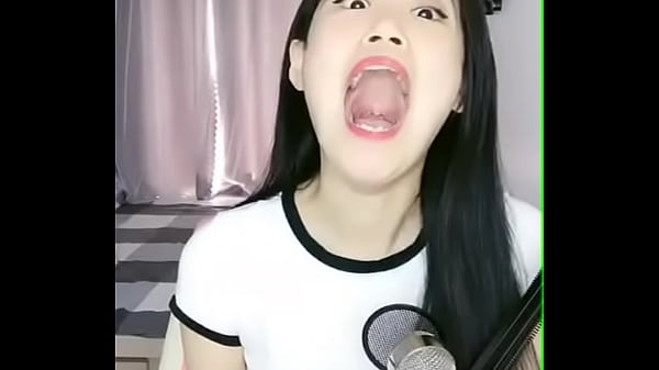 Gadis Cina Menguap, Bibir Terbuka Lebar, Lidah Menjulur, Bikin Ngiler.