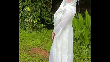 Nunjukin Pantat Hijabku Di Luar, Bikin Panas Mata Orang