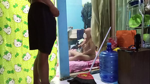 Ngentotin Istri Temen Sambil Dia Lagi Colmek Sendiri