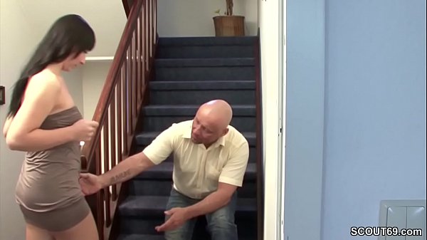 Step Vater Ngentotin Anak Ceweknya Yang Sange Di Lorong Rumah