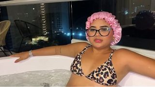 Madrastra Jalang Mandi Telanjang Bareng Anak Tiri Di Jacuzzi, Minta Digenjotin Sementara Bapak Lagi Keluar.