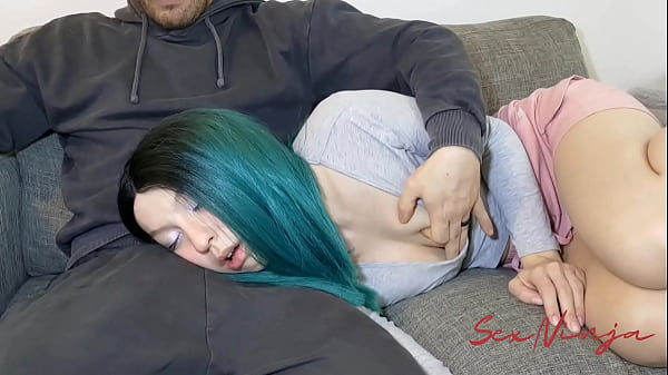 Gue Cuma Mau Rebahan Di Pangkuan Kakak Tiri, Biar Tidur Siang Sekalian Dapet Sensasi Panas.