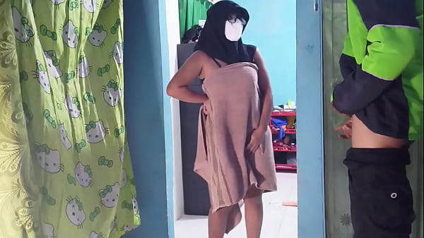 Kena Ngintip Driver Ojol Pas Lagi Mainin Kontol Sendiri Waktu Nganter Makanan.