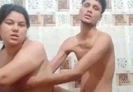 Kamar Mandi Bhabhi Lagi Mandi, Crot Di Lantai Basah.