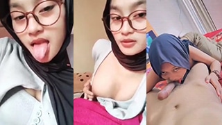 Mahasiswi Hijab Cantik Doyan Jilat Biji Sambil Merem Melek