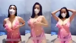 Pake Lingerie Pink, Toket Gede Goyang Live Bikin Ngaceng