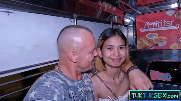 Cewek Thailand Mungil Dijemput Pake Tuk Tuk Di Pattaya Buat Main Basah-basah Di Kamar.