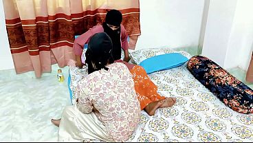 Desi Bhabhi Main Dildo Dalwa Ke Chudwa Rahi Hai