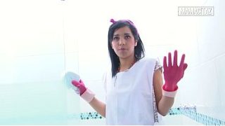 Pembantu Hotel Pake Sarung Tangan Karet Nunduk Sambil Ngelap Pancuran, Bikin Greget