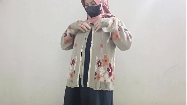 Gadis Berjilbab Main Timun Sambil Desah-desah Nikmat.