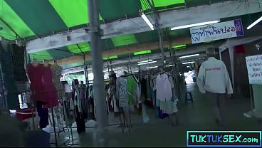 Lidah Bercincin, Si Thai Milf Mungil Digarap Dua Bule Di Jalanan.