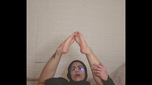 Ibu Rumah Tangga Arab Mia, Jilbab Panjang, Gerakan Kaki Bikin Ngilu