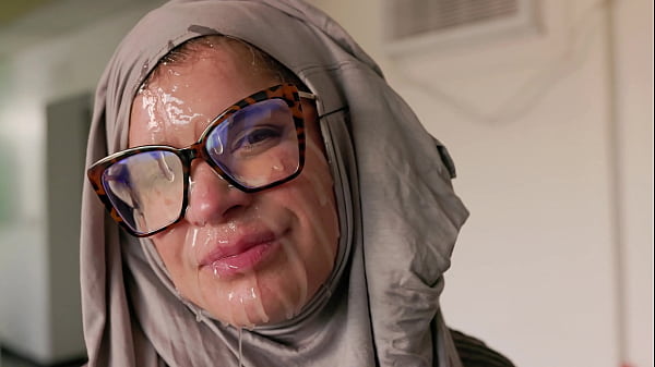 Hijab Cosplay – Cewek Bule Tua Digocok Muka