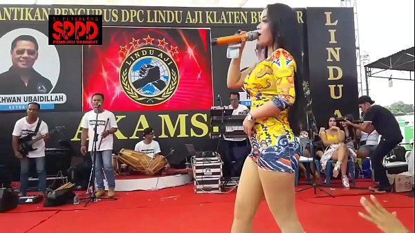 Tarian Erotis Indonesia – Sintya Riske Pamer Gerakan Liar Di Atas Panggung, Bikin Mengerang