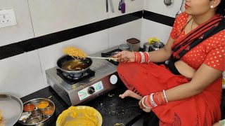 कोमल दिवाली पर नमकीन बना रही थी, देवर ने भाभी को पकड़कर रसोई में ही चोद दिया