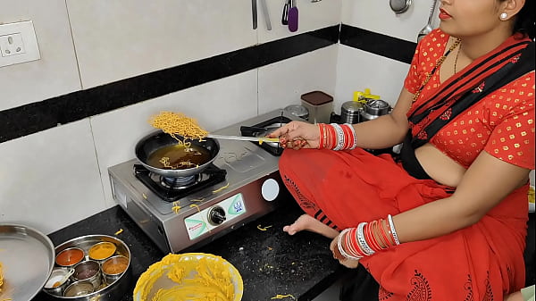 कोमल दिवाली पर नमकीन बना रही थी, देवर ने भाभी को पकड़कर रसोई में ही चोद दिया
