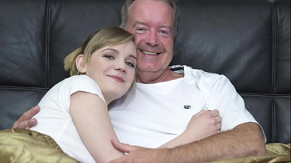 Blonde Seksi Nungging Biar Dikocok Kontol Gede Kakek Tua