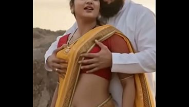 Desi Bhabhi Saree Me Doodh Dabaye, Garmi Bhari Romance