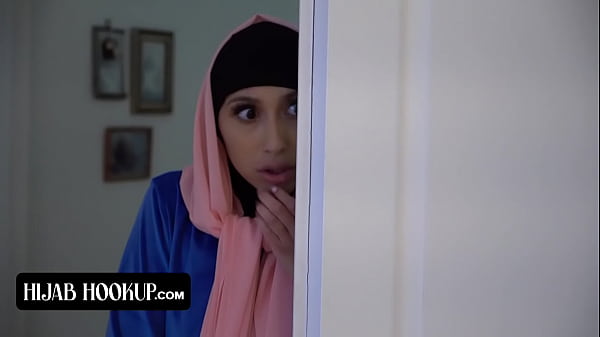 Penuh Penasaran, Gadis Cantik Berhijab Dengan Bokong Sempurna Dibantai Memek Ketatnya Oleh Instruktur Bernafsu.