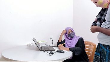 Bankir Cantik Berjilbab Digarap Kasar Petani Desa, Desi Chudai Panas