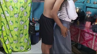 Ngentot Adik Ipar Di Dapur, Pas Mau Berangkat Sekolah, Makin Nikmat Karena Buru-buru.