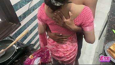 Desi Bhabhi Daba Ke Chudai Jab Dapur Mein Pet Bhara Khana Bana Rahi Thi