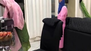 Gede-gedean Coli Di Depan Anak Tiri Berhijab Yang Menggoda.