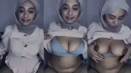 Hijab Abu-abu Sengaja Dibuka Sedikit, Toket Montok Sengaja Dipamerin Biar Makin Liar.
