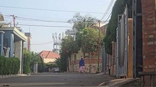 Mak Lagi Ngocah Memek Di Depan Rumah Dekat Jalan, Tolol Banget