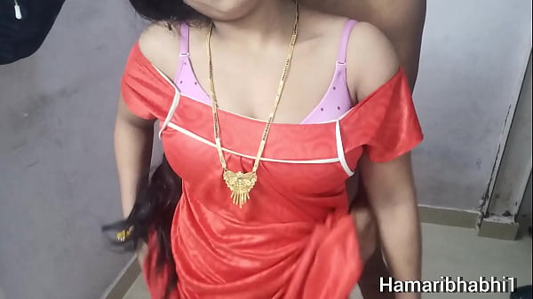 Desi Bhabhi Apne Devar Ke Saath Hindi Mein Garam Baatein Karte Hue Chudai Karti Hai.