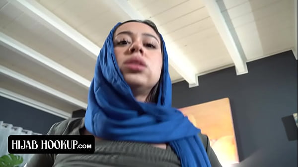 Nakal Banget Sih, Cewek Arab Ini Hisap Kontol Kakak Tirinya Biar Rahasia Mereka Nggak Bocor Ke Ortu Sambung Yang Galak.
