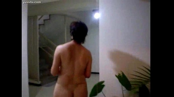 Si Perempuan Tionghoa Tua Lagi Siram Tanaman, Pantatnya Basah Kuyup Bikin Makin Menggoda.